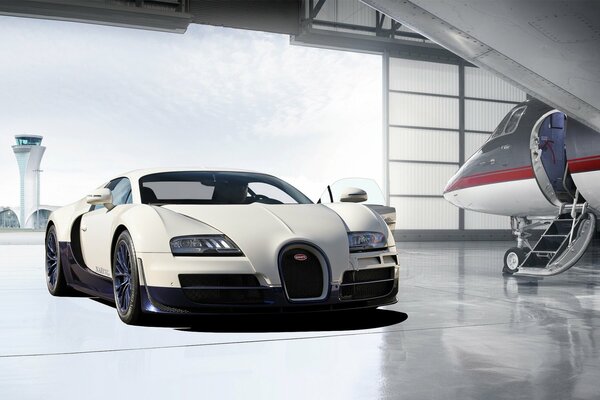 Bugatti e l aereo nell hangar dell aerodromo