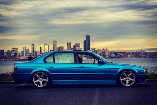 Blauer silberner BMW an der Stadtpromenade