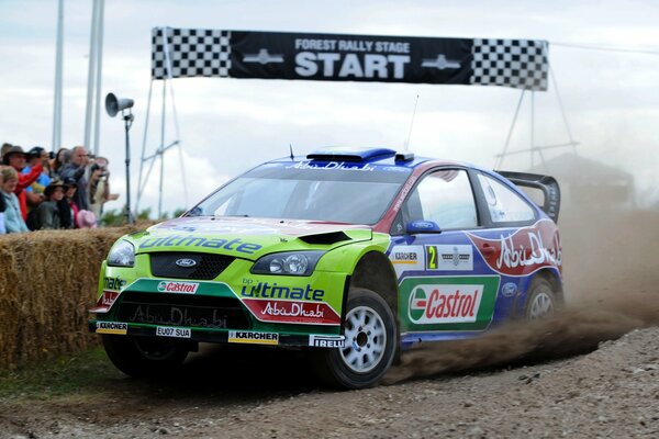 Voiture de sport de course au départ