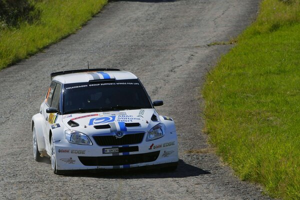 Skoda Fabia Racing sur la route, au moment de passer un virage