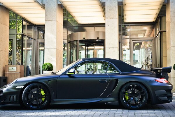 Negro mate Porsche convertible