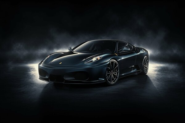Автомобиль Ferrari f430 стоит на тёмном фоне в полноч