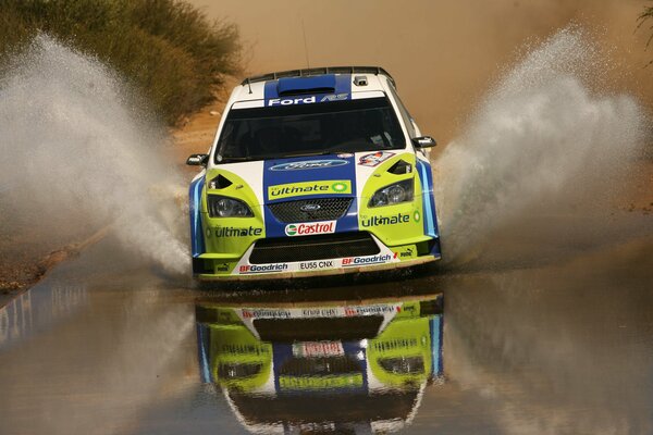 Der Ford focus fährt auf dem Wasser. Überwindung von Wasserhindernissen Ford Focus während einer Rallye