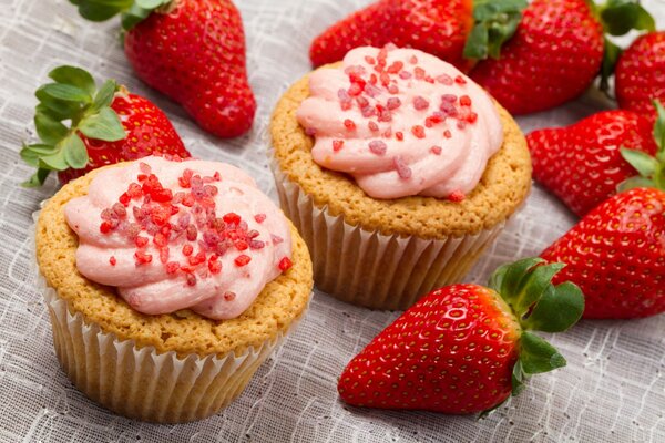 Süße Erdbeeren und Dessert mit Sahne