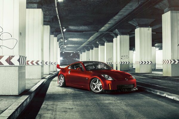 Rotes Auto nissan 350z auf dem Parkplatz