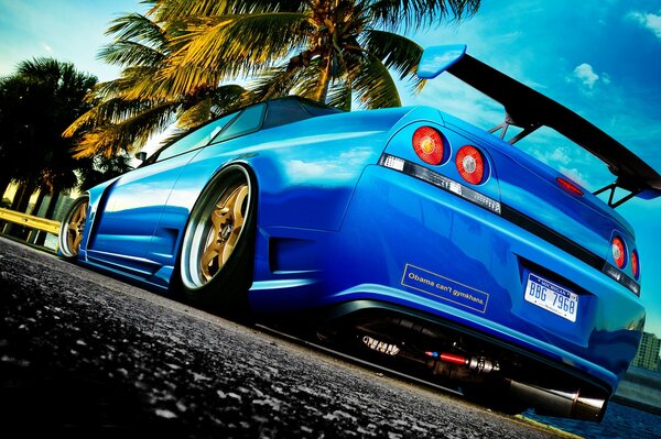 Bleu Nissan Skyline gros plan par derrière