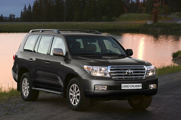 Toyota Land Cruiser sullo sfondo del Lago serale