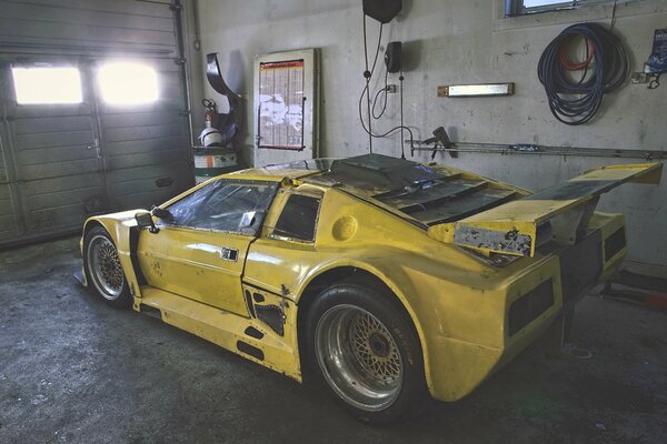 Auto esprit giallo in garage