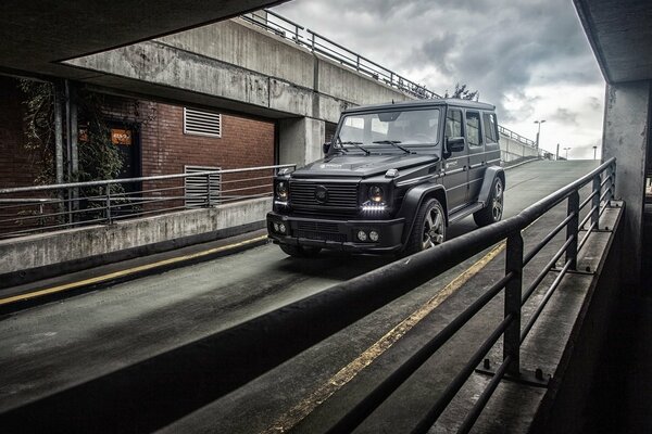 Mercedes gelendwagen sur route