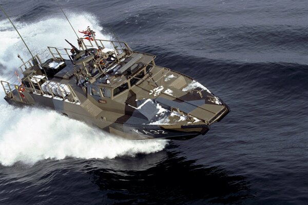 Barca con livrea militare cavalca rapidamente sul mare
