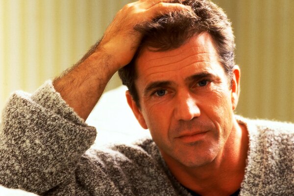 Bild des Schauspielers Mel Gibson im Pullover