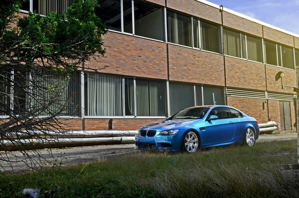 BMW-Direktorin am Werkstattgebäude