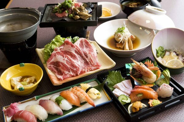 Déjeuner gastronomique composé de sushis, de viande et de fruits de mer