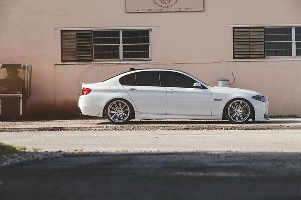 Voiture BMW teintée blanche, 550i