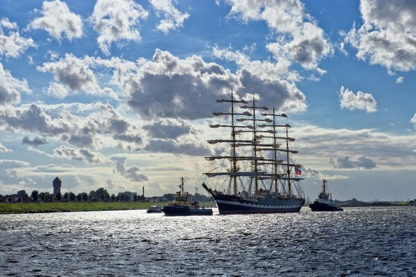 Segelschiff im Meer vor dem Hintergrund der Wolken