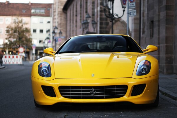 Supercar jaune Ferrari au milieu de la ville