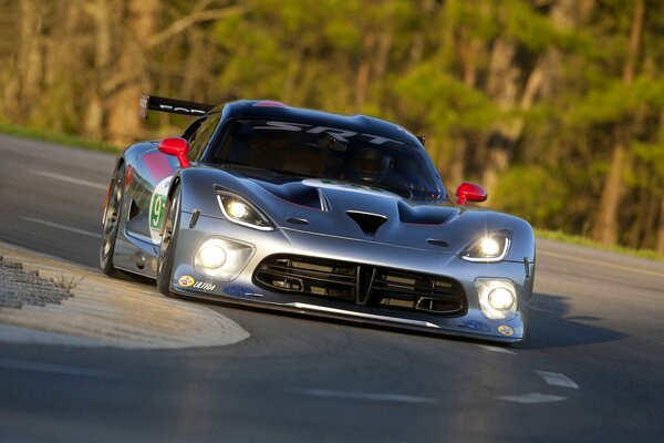 Voiture de sport argentée en mouvement