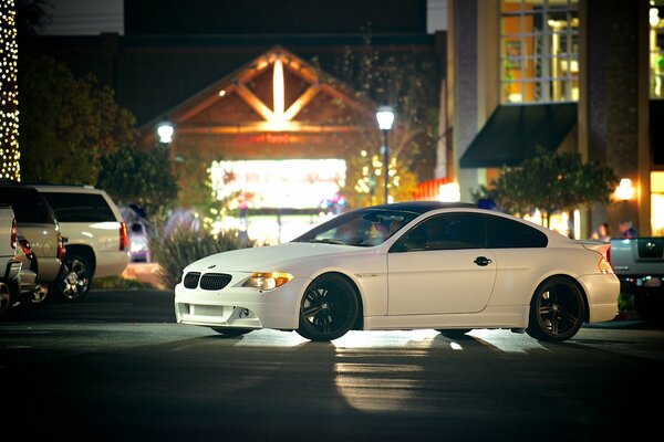 Voiture blanche bmw dans la rue