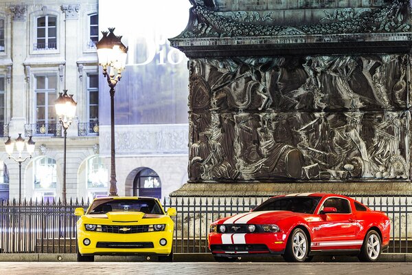 Mustang et Camaro sous la lumière des lanternes