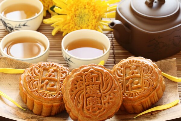 Tazas de té, galletas con jeroglíficos