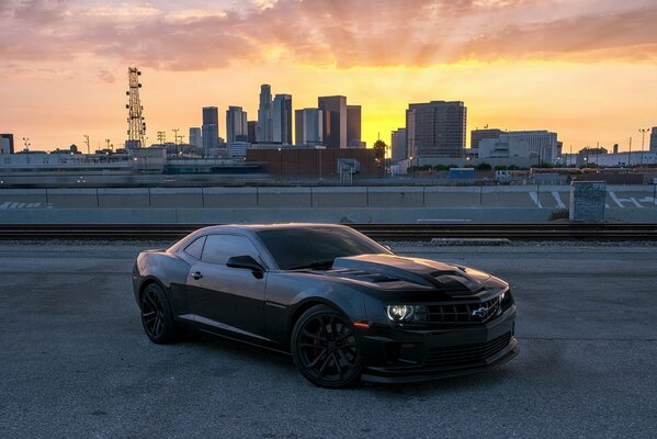 Desktop wallpaper chevrolet camaro ss on the background of the city