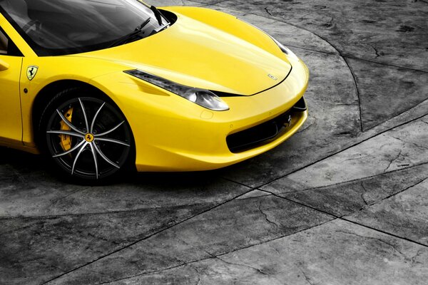 Une Ferrari jaune sur le territoire de la région est sous contrôle