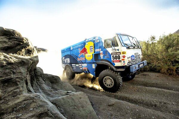 KAMAZ jedzie zakurzoną drogą