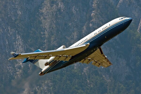 Boeing che decolla sullo sfondo della foresta