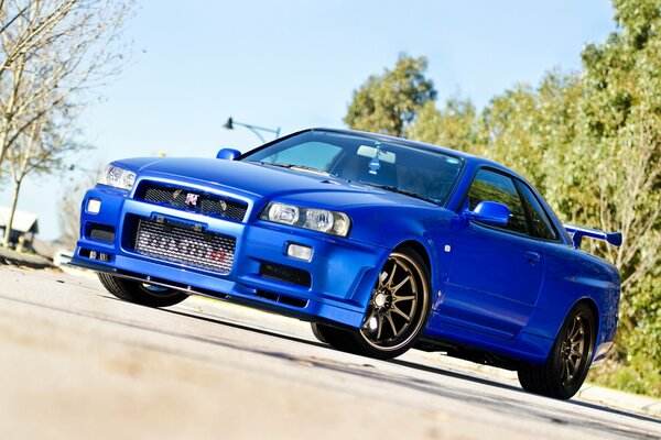 Voiture bleue Nisan sur fond d horizon