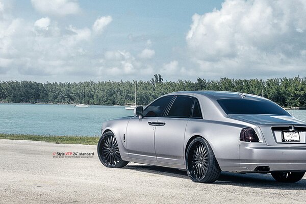 Rolls-royce w kolorze szarym na tle wody