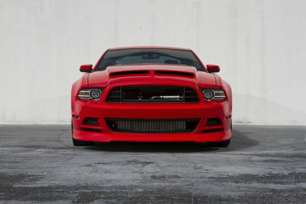 Ford Mustang rosso vista frontale