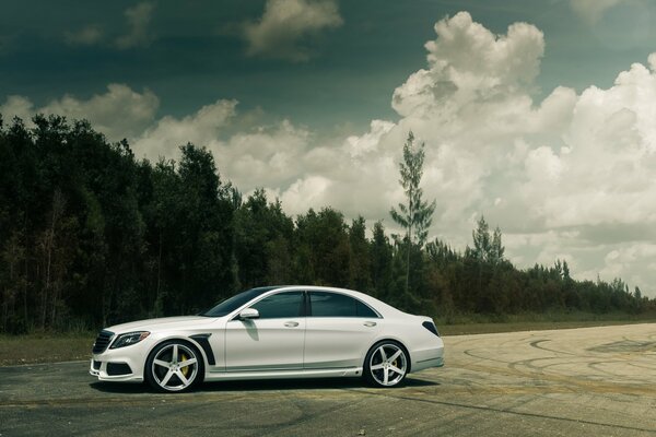 Mercedes-benz brabus s 550 s class. white mercedes benz brabus on the track