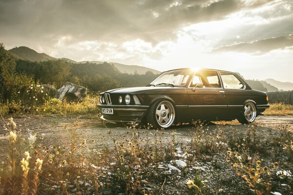 Klassische Oldtimer bmw e21, im Hintergrund der Morgendämmerung