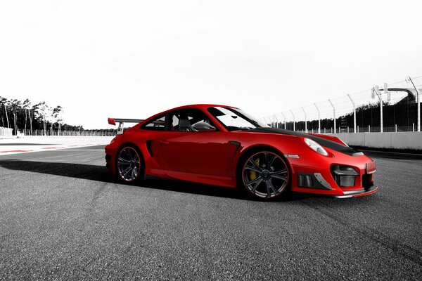 Roter Porsche 911 GT2 RS auf schwarzem und weißem Hintergrund