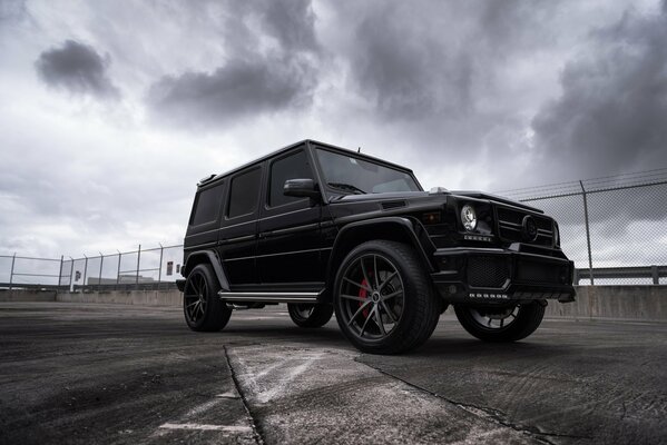 Mercedes Gelendwagen w pochmurną pogodę