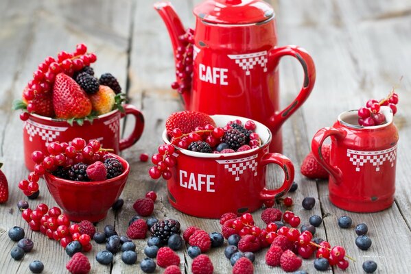 Beeren im roten Kaffeeset