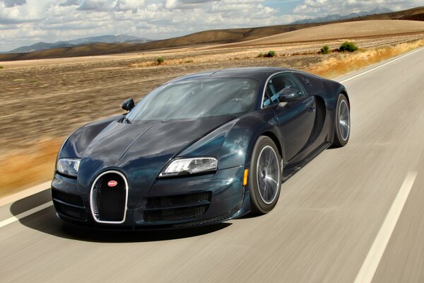 Суперкар bugatti veyron на скоростной дороге