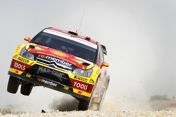 Vista frontal de un vehículo de dos ruedas que compite en un Rally