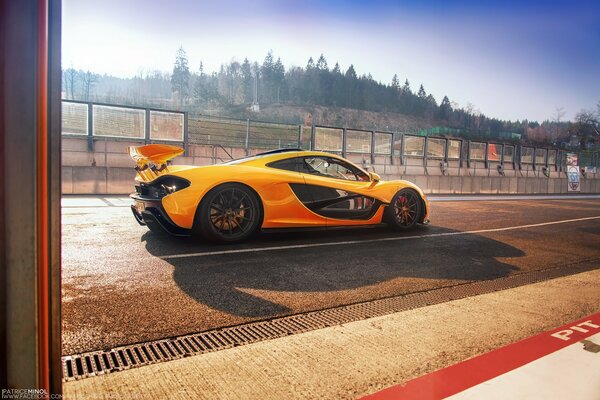 McLaren amarillo en la posición inicial de la próxima carrera