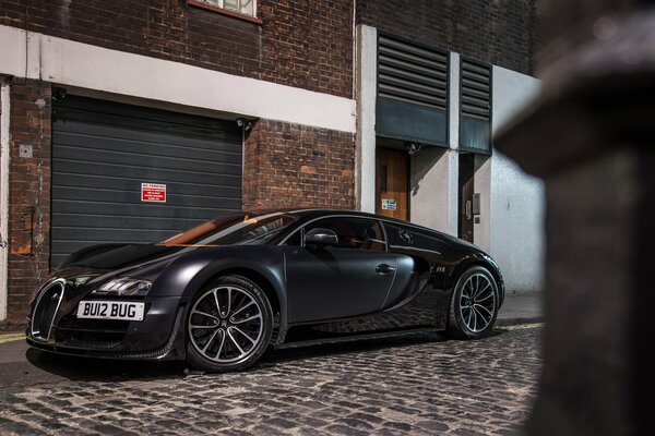 Droga, ulica i super sportowy samochód, Bugatti to on