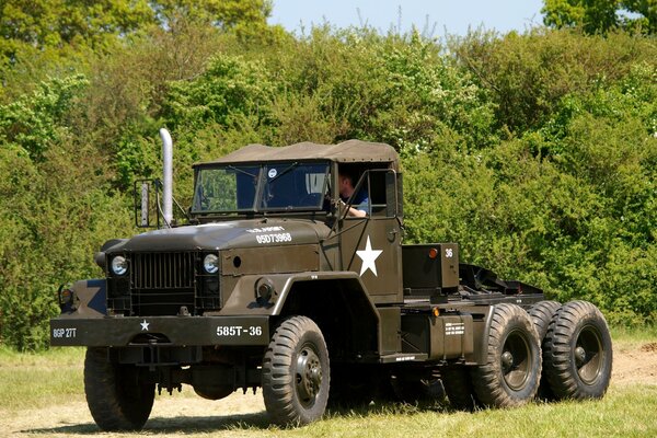 Tractor militar estadounidense de cinco toneladas