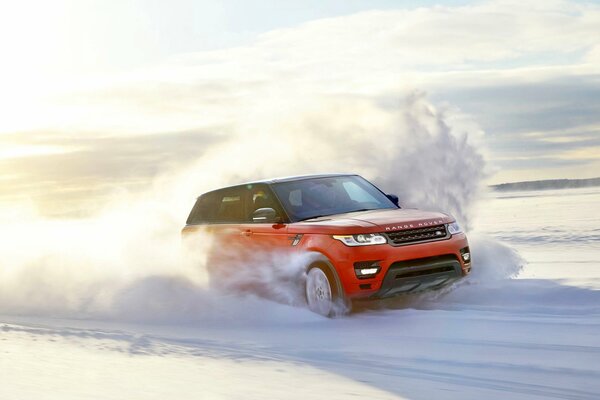 Land Rover che guida in una giornata di sole invernale