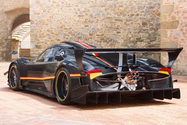 Noir Pagani Zonda avec des lignes rouges et jaunes