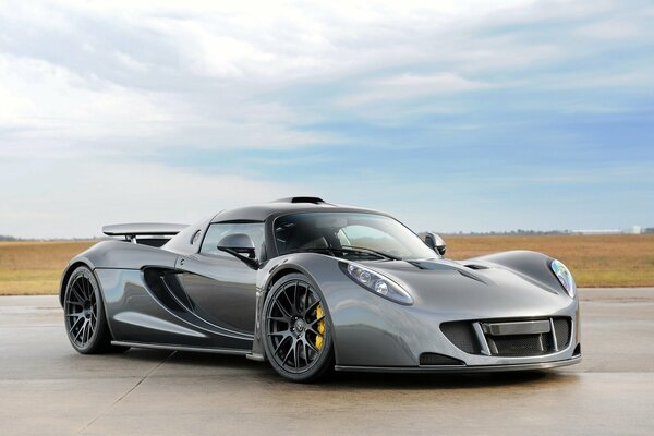 Supercar Hennessey venom gt auf Himmelshintergrund