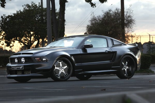 Der schwarze Ford Mustang ist ein elegantes und sportliches Auto