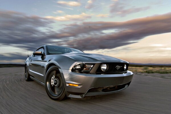 Photo mustang gt à grande vitesse dans la steppe