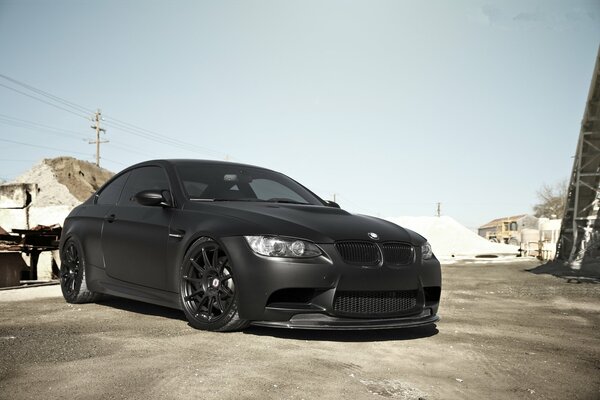 Coche bmw M3 E92 negro mate vista con Cruz tintado