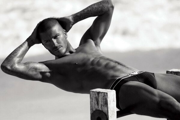 Schwarz-Weiß-Foto des muskulösen David Beckham