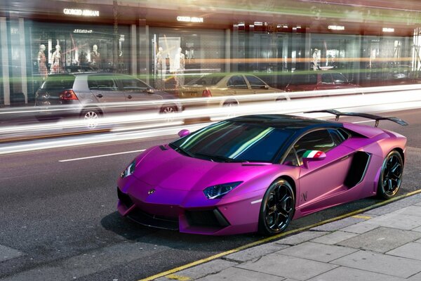 Lamborghini viola parcheggiata sulla strada