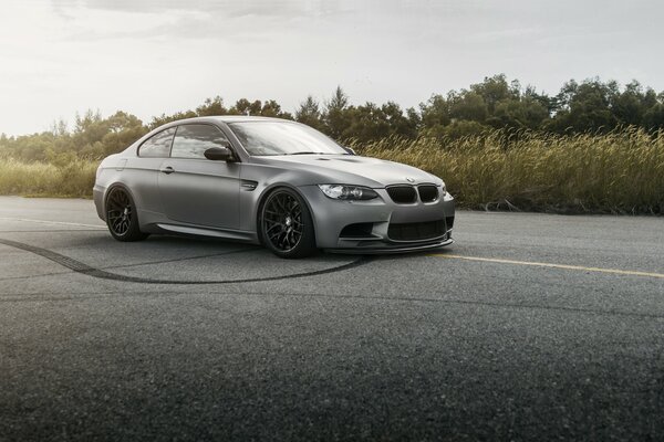 Gris super Car BMW en la carretera, tira de las ruedas